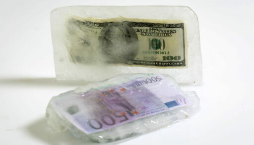 Доллары и евро во льду