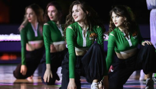 Четыре девушки танцуют