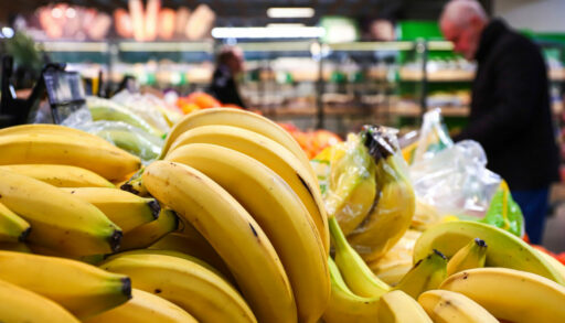 Бананы на прилавке в магазине