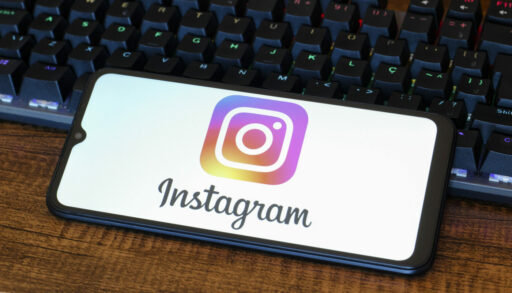 Смартфон с логотипом Instagram