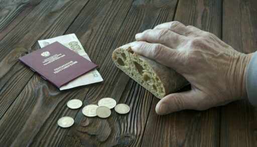 деньги, яблоко и кусок хлеба