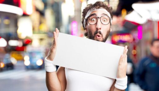 Мужчина с озабоченным выражением лица показывает сертификат