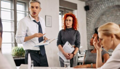 Разгневанный начальник отчитывает подчиненных