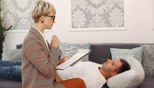 Человек на приеме у психолога