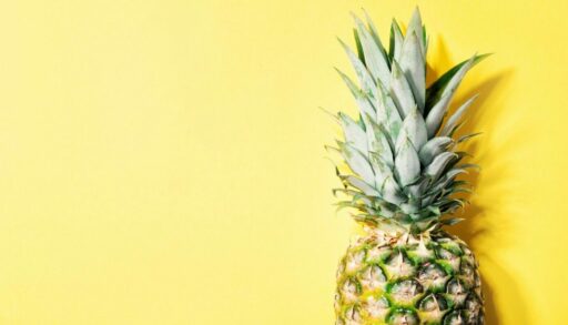 Ананас на желтом фоне