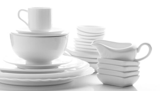 Белая чистая посуда