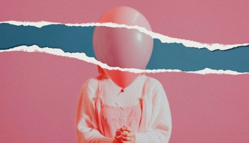 Человек прячется за воздушным шариком