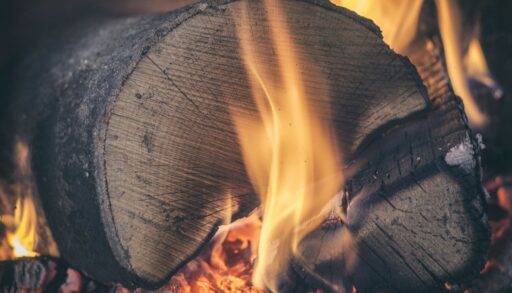 Дрова горят в печке