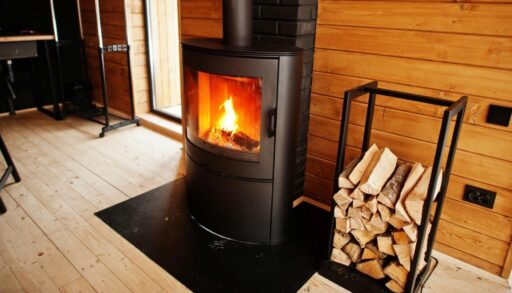 Камин и дрова