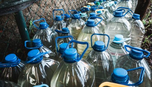 Пластиковые бутыли на даче