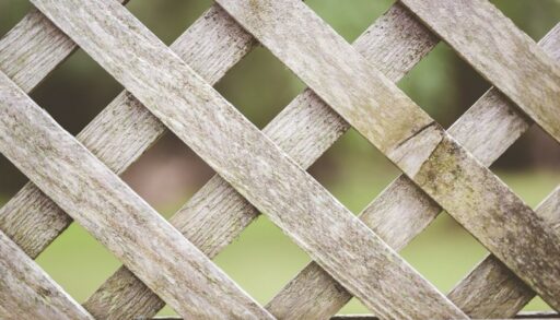 деревянный забор с решеткой