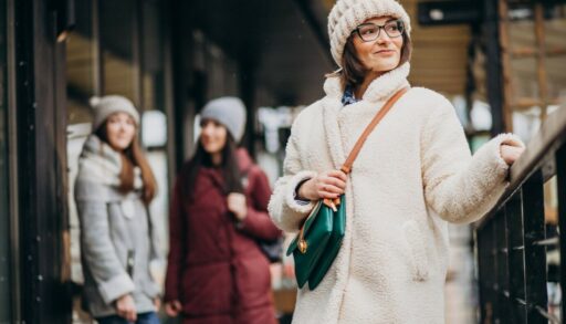 Девушка в белой шубе и вязной шапке