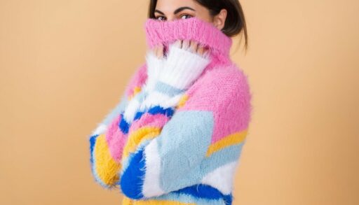 девушка в ярком свитере