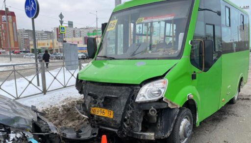 В Тюмени иномарка протаранила маршрутку N 65