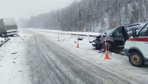 В ДТП с большегрузом на тюменской трассе пострадал 50-летний водитель легковушки