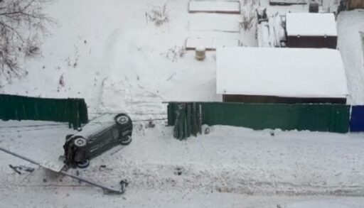 В центре Тюмени легковушка врезалась в столб и протаранила забор