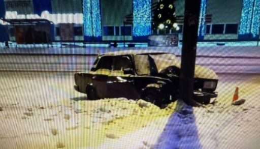 Молодой тюменец без прав врезался в фонарный столб