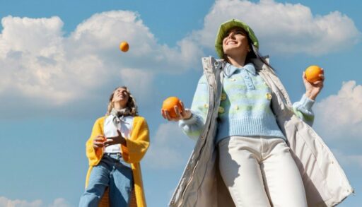 две девушки развлекаются на улице