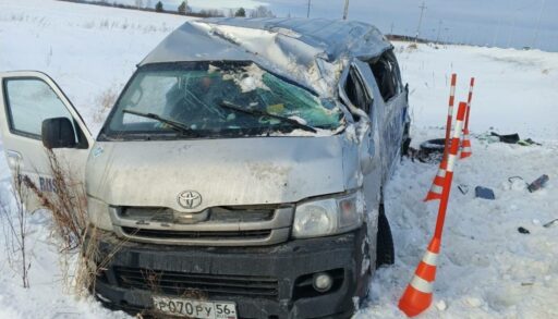 На тюменской трассе автобус с людьми врезался в столб и улетел в кювет