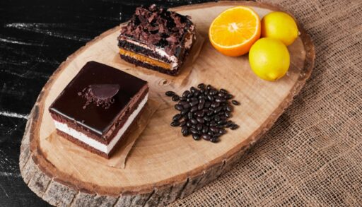 Бисквит шоколадный лежит на деревянной доске