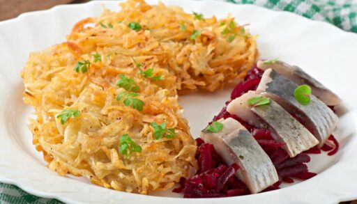 Драники из капусты с селедкой и свеклой freepik.com