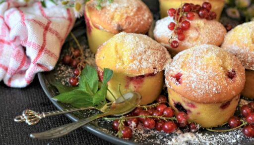 кексы с ягодами на тарелке