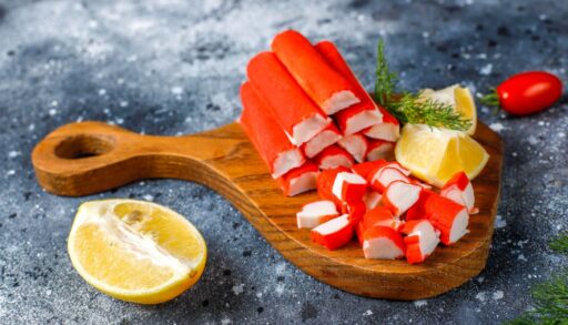 Крабовые палочки на доске