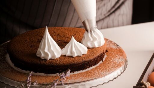 Крем выдавливается из кондитерского мешка на корж