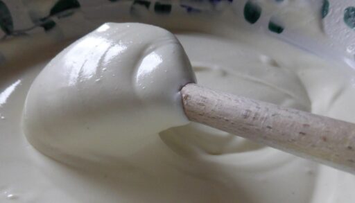 Крем для торта на деревянной лопатке