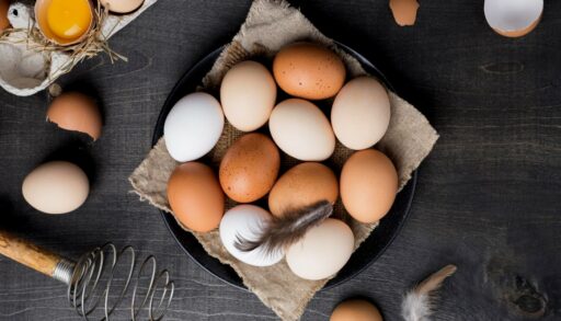 Куриные яйца лежат в плошке на столе