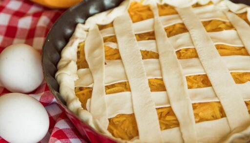 Пирог на тесте фило рядом с яйцами