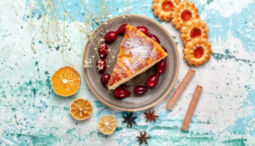 Вид сверху вкусный кусочек торта с печеньем на синей поверхности