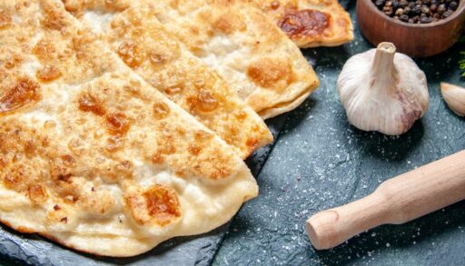 Лепешки лежат на столе