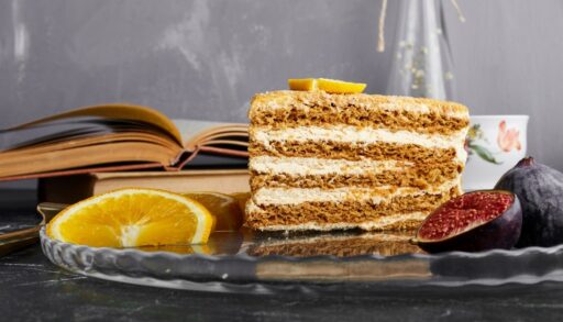 Торт на столе с книгами