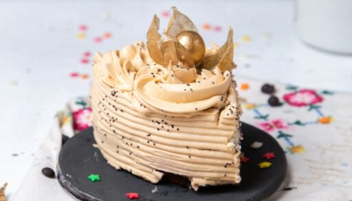 Кусок торта лежит на тарелке