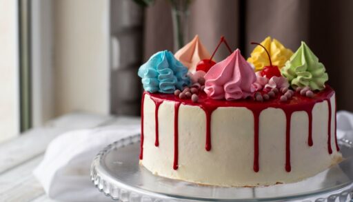 Торт на столе