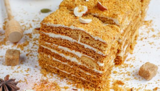 Куски торта на столе