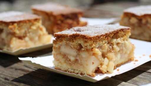 Пирог с яблоками на столе