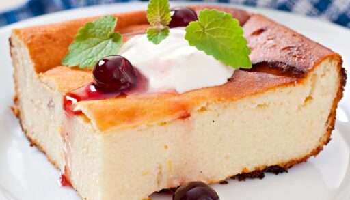 Запеканка из аппетитного творога на белом фоне крупным планом