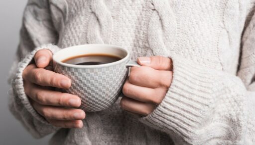 женщина держит в руках чашку кофе