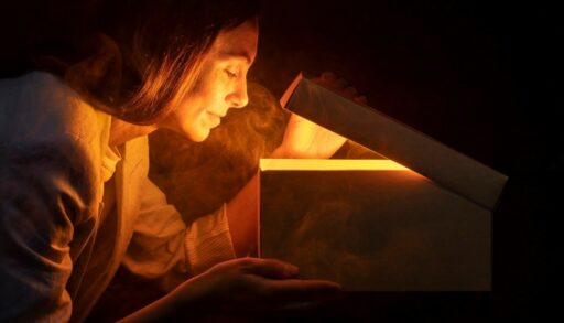 женщина заглядывает в коробку