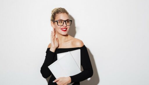 красивая блондинка в очках