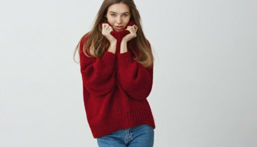 красивая девушка в шерстяном свитере