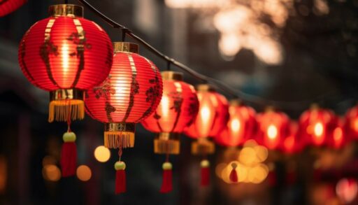 красные фонарики висят