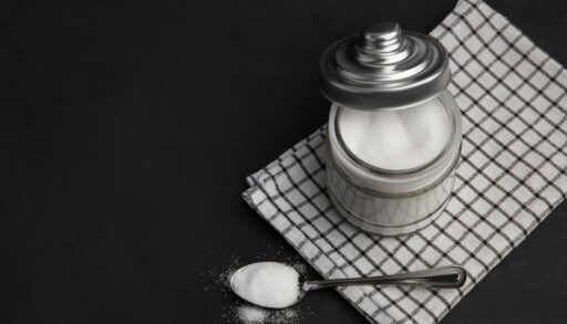 Кухонное полотенце лежит на темном столе