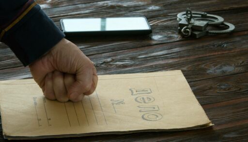 Тюменка хотела сделать сюрприз любимому, а получила от него кулаком по лицу