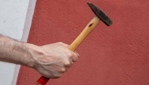 Психбольной тюменец забил молотком лежачего больного