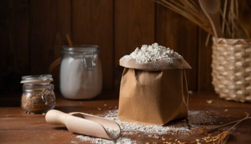 Мука на столе в пакете