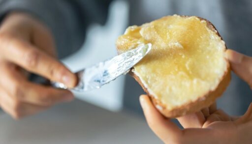 мягкий сыр намазывается на хлеб