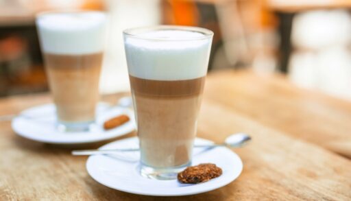 Кофе с молоком в стакане на столе